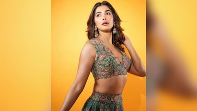 With the help of make-up artist Kajol Mullani, Pooja got decked up in nude eyeshadow, mascara-coated lashes, winged eyeliner, darkened brows, blushed cheeks, luminous highlighter and a shade of glossy nude lipstick that perfectly complemented her glam look. (Instagram/@hegdepooja) With the help of make-up artist Kajol Mullani, Pooja got decked up in nude eyeshadow, mascara-coated lashes, winged eyeliner, darkened brows, blushed cheeks, luminous highlighter and a shade of glossy nude lipstick that perfectly complemented her glam look. (Instagram/@hegdepooja)