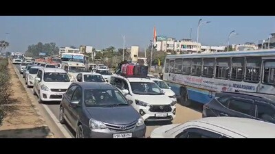 A traffic jam on the Dera Bassi-Ambala border near Jharmari barrier on Sunday. (HT Photo) A traffic jam on the Dera Bassi-Ambala border near Jharmari barrier on Sunday. (HT Photo)