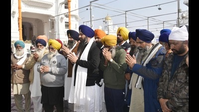 Before leaving for Delhi to launch the second phase of agitation to press for their demands, farmers owing allegiance to the Kisan Mazdoor Sangharsh Committee (KMSC) paid obeisance at Golden Temple on Sunday. (Sameer Sehgal/HT)