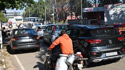 It has become a common occurrence for employees, students and visitors to get tangled in traffic bottlenecks when entering or exiting Panjab University, especially at peak hours between 9am and 11am and 1pm to 3pm, irrespective of the gate one (chooses. Keshav Singh/HT) It has become a common occurrence for employees, students and visitors to get tangled in traffic bottlenecks when entering or exiting Panjab University, especially at peak hours between 9am and 11am and 1pm to 3pm, irrespective of the gate one (chooses. Keshav Singh/HT)