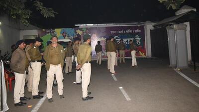 Police outside former Bihar deputy CM Tejashwi Yadav’s in Patna India, on Sunday (Santosh Kumar/ HT) Police outside former Bihar deputy CM Tejashwi Yadav’s in Patna India, on Sunday (Santosh Kumar/ HT)