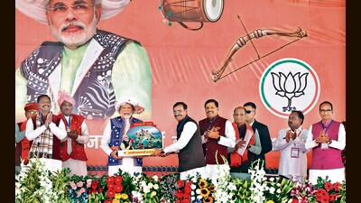 Prime Minister Narendra Modi being felicitated by Madhya Pradesh Bharatiya Janata Party (BJP) Chief VD Sharma during the 'Jan Jatiya Mahasabha', in Jhabua on Sunday. (ANI) Prime Minister Narendra Modi being felicitated by Madhya Pradesh Bharatiya Janata Party (BJP) Chief VD Sharma during the 'Jan Jatiya Mahasabha', in Jhabua on Sunday. (ANI)