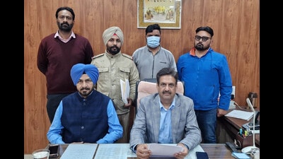 The arrested accused have been identified as Jagdev Singh alias Jagga, 44, of Talwandi Mallia village of Moga district, Harpreet Singh alias Jassi, 34, of Guru Nanak Colony at Gill Road, Jaspreet Singh alias Jassi, 36, of Shaheed Karnail Singh Nagar and Harinder Singh Harry, 33, of Shaheed Karnail Singh Nagar. (HT Photo) The arrested accused have been identified as Jagdev Singh alias Jagga, 44, of Talwandi Mallia village of Moga district, Harpreet Singh alias Jassi, 34, of Guru Nanak Colony at Gill Road, Jaspreet Singh alias Jassi, 36, of Shaheed Karnail Singh Nagar and Harinder Singh Harry, 33, of Shaheed Karnail Singh Nagar. (HT Photo)
