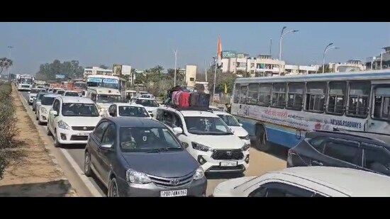 A traffic jam on the Dera Bassi-Ambala border near Jharmari barrier on Sunday. (HT Photo)