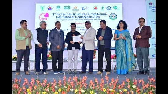Dr Hira Singh being conferred an award during the 3rd Indian horticulture summit-cum-international conference-2024 at Rajasthan Agricultural Research Institute in Jaipur. (HT PHOTO)