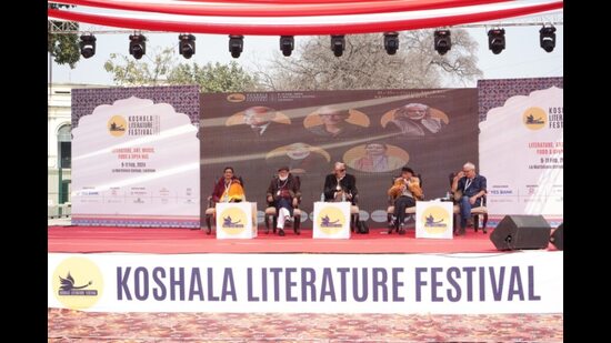 Gurcharan Das, Muzaffar Ali, John Zubrzycki and Pushpesh Pant in conversation with Nishi Pandey on Day 3 of Koshala Literature Festival in Lucknow on Feb 11. (HT Photo)