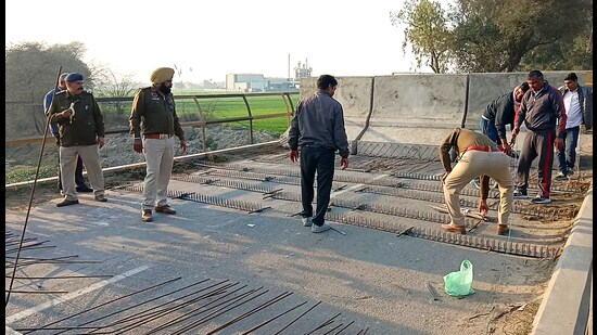 Haryana Police have installed Jersey barriers in Fatehabad district of Haryana on the Punjab border to stop the movement of farmers. (HT)