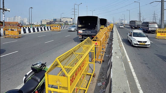 Police set up barricades and tighten security arrangements at the Ghazipur border on Sunday. (Sanjeev Verma/HT photo)