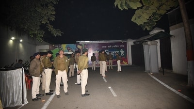 Police outside former Bihar Deputy CM Tejashwi Yadav residence ahead of floor test of the new Bihar Government led by Nitish Kumar in Patna. (Hindustan Times) Police outside former Bihar Deputy CM Tejashwi Yadav residence ahead of floor test of the new Bihar Government led by Nitish Kumar in Patna. (Hindustan Times)