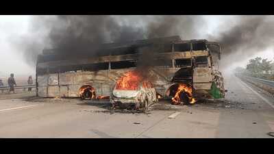 Five charred to death in bus-car collision on Yamuna expressway (HT phoro)