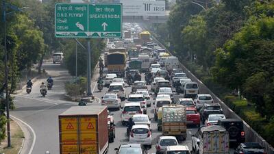 From Monday night, the Delhi Police will intensify checking at Chilla, DND Flyway, and Kalindi Kunj borders ahead of farmers’ protests on Tuesday. (Sunil GHsoh/HT Photo)