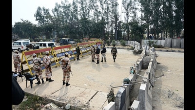 Haryana Police personnel set up barricades at Jhamari in Ambala, on the border with Punjab, on Monday. (Ravi Kumar/HT Photo) Haryana Police personnel set up barricades at Jhamari in Ambala, on the border with Punjab, on Monday. (Ravi Kumar/HT Photo)