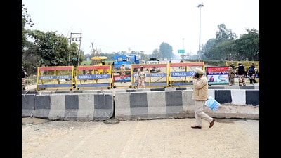 Haryana Police personnel set up barricades at Jhamari in Ambala, on the border with Punjab, on Monday. (Ravi Kumar/HT Photo) Haryana Police personnel set up barricades at Jhamari in Ambala, on the border with Punjab, on Monday. (Ravi Kumar/HT Photo)