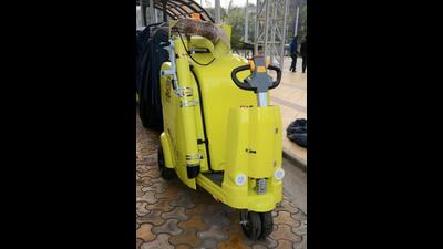 Mayor Shelly Oberoi said these vacuum-based machines clear garbage without spreading dust (HT Photo) Mayor Shelly Oberoi said these vacuum-based machines clear garbage without spreading dust (HT Photo)