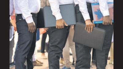 Survey showed the unemployment rate was 6.5% in the December quarter, 0.7 percentage point lower than in year-ago three months. (Sanchit Khanna/HT PHOTO) Survey showed the unemployment rate was 6.5% in the December quarter, 0.7 percentage point lower than in year-ago three months. (Sanchit Khanna/HT PHOTO)