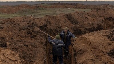 Russia-Ukraine War: Ukrainian servicemen prepare a trench system in the Zaporizhzhia region. (AFP)