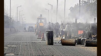 The stretch of Southern Bypass elevated road will remain closed for three weeks to facilitate re-carpeting. (Gurpreet Singh/HT) The stretch of Southern Bypass elevated road will remain closed for three weeks to facilitate re-carpeting. (Gurpreet Singh/HT)