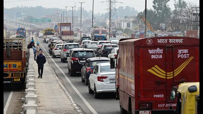 Traffic jam at Dera Bassi- Ambala highway due to diversions ahead of farmers’ protest on Monday. (Ravi Kumar/HT) Traffic jam at Dera Bassi- Ambala highway due to diversions ahead of farmers’ protest on Monday. (Ravi Kumar/HT)