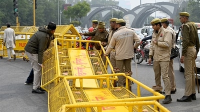 Delhi Police and Gautam Buddha Nagar police force have set up barriers at the Noida-Delhi Chilla border to prevent farmers from entering tomorrow, in New Delhi, India (Hindustan Times) Delhi Police and Gautam Buddha Nagar police force have set up barriers at the Noida-Delhi Chilla border to prevent farmers from entering tomorrow, in New Delhi, India (Hindustan Times)