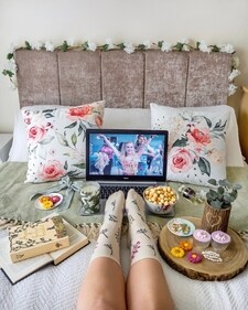 Create a cosy setting for a virtual movie night (Instagram) Create a cosy setting for a virtual movie night (Instagram)