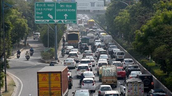 From Monday night, the Delhi Police will intensify checking at Chilla, DND Flyway, and Kalindi Kunj borders ahead of farmers’ protests on Tuesday. (Sunil GHsoh/HT Photo)