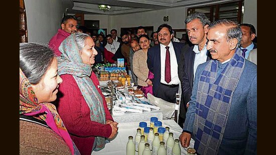 Himachal CM Sukvinder Sukhu interacting with dairy farmers at an exhibition held in Shimla. (HT Photo)