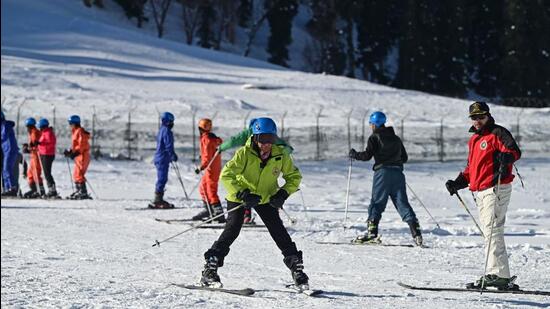 Mercury climbed 4 to 5 degrees above normal across the Kashmir Valley. (Waseem Andrabi/HT )