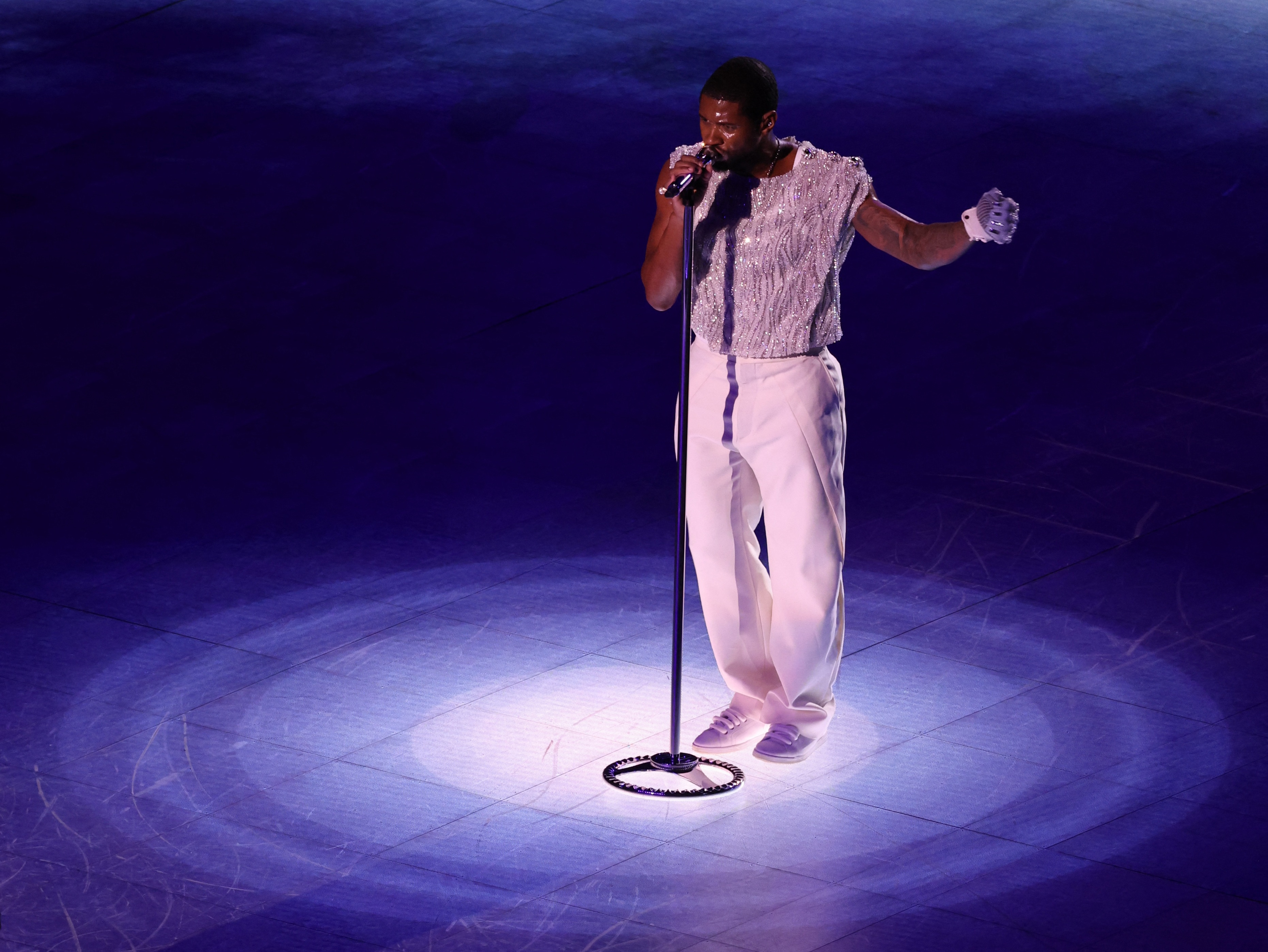 Football - NFL - Super Bowl LVIII - Half-Time Show - Allegiant Stadium, Las Vegas, Nevada, United States - February 11, 2024 Usher performs during the halftime show REUTERS/Mike Blake (REUTERS)