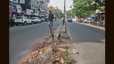 At both the divider sites, pedestrians can be seen crossing onto both sides risking their lives from the speeding buses, tempos, autos, cars, and two-wheelers. (SHANKAR NARAYAN/ HT PHOTO)