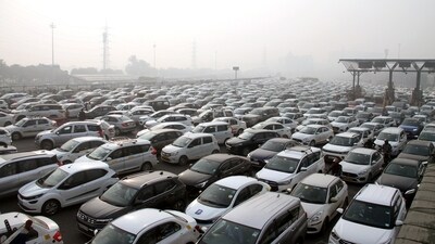 Commuters stuck in a massive traffic jam on the Delhi-Gurugram Expressway near Sirhaul toll plaza amid restrictions in vehicular traffic due to the farmers' 'Delhi Chalo' march, in Gurugram on Tuesday. (ANI) Commuters stuck in a massive traffic jam on the Delhi-Gurugram Expressway near Sirhaul toll plaza amid restrictions in vehicular traffic due to the farmers' 'Delhi Chalo' march, in Gurugram on Tuesday. (ANI)