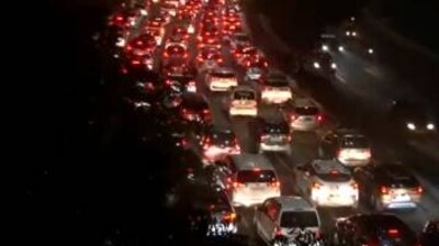 Amid the ongoing farmers' 'Delhi Chalo' march, heavy traffic snarl was seen on Delhi-Noida-Delhi (DND) flyway on Tuesday. (ANI) Amid the ongoing farmers' 'Delhi Chalo' march, heavy traffic snarl was seen on Delhi-Noida-Delhi (DND) flyway on Tuesday. (ANI)