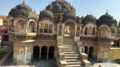 The tomb like structures are called Chhatris. They are made in the memory of ancestors and reflect Vedic art, philosophy, mythology and more. The tomb like structures are called Chhatris. They are made in the memory of ancestors and reflect Vedic art, philosophy, mythology and more.