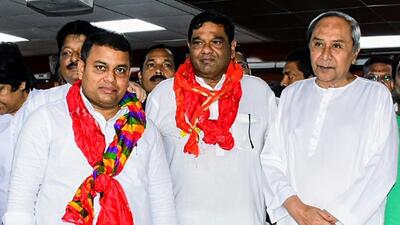 Odisha chief minister Naveen Patnaik (right) with the BJD Rajya Sabha candidates in Bhubaneswar on Tuesday. (ANI) Odisha chief minister Naveen Patnaik (right) with the BJD Rajya Sabha candidates in Bhubaneswar on Tuesday. (ANI)