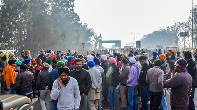 Police in New Delhi have banned large gatherings and blocked sections of major routes leading from Punjab, the starting point for most farmers' marches.&nbsp; (PTI)