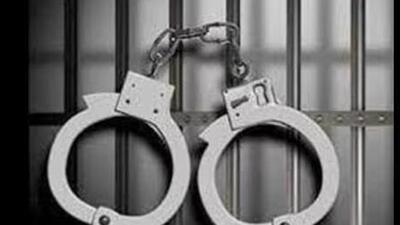 The accused are Fateh Singh, Arvinder Singh, Yadwinder Singh of Kapurthala district and Harwinder Singh and Amritpal Singh of Jalandhar district. Cops recovered four 7.65mm pistols and two .12 single barrel and double-barrel rifles from the possession of the accused. (HT Photo R)