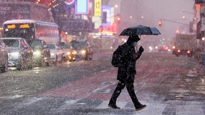 A morning commuter walks through wind and snow during a Nor'easter winter storm in the Times Square area in New York City, U.S., February 13, 2024. REUTERS/Brendan McDermid (REUTERS)