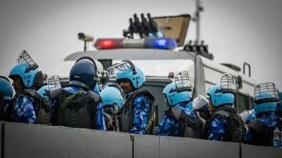 More than 50 companies of Delhi Police and paramilitary forces, armed with tear gas launchers and shells, bulletproof vests, helmets, batons, and advanced weaponry, were stationed at the Singhu, Tikri, and Ghazipur borders. Drones were also utilized to monitor the outskirts of the city. (Hindustan Times) 