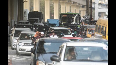 With regular bottlenecks and lengthy queues of vehicles at multiple points along the route, commuters have now urged authorities to address encroachments and implement road-widening measures near junctions. (SHANKAR NARAYAN/ HT PHOTO)