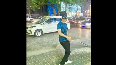 Snapshot of the man seen on the streets of Bengaluru with Apple Vision Pro. (X/@Ayush Pranav) Snapshot of the man seen on the streets of Bengaluru with Apple Vision Pro. (X/@Ayush Pranav)