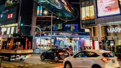 Ideal for Shopaholics: A trip to Singapore without indulging in some shopping feels incomplete. Singapore offers a wide range of shopping experiences, catering to both those looking for high-end luxury brands and those seeking budget-friendly street shopping. (Unsplash) Ideal for Shopaholics: A trip to Singapore without indulging in some shopping feels incomplete. Singapore offers a wide range of shopping experiences, catering to both those looking for high-end luxury brands and those seeking budget-friendly street shopping. (Unsplash)