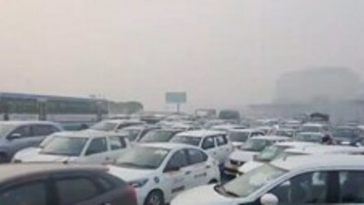 Traffic jam at Delhi-Gurugram border due to the farmers' protest Traffic jam at Delhi-Gurugram border due to the farmers' protest