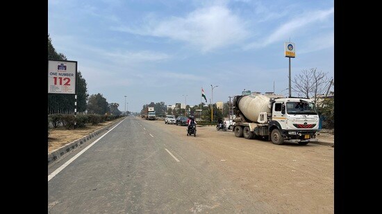 A Mohali resident, said, “I was supposed to go to Sonepat for an important meeting on Tuesday, but my family insisted that I postpone it due to the protest.” (HT Photo)