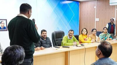 Delhi chief minister Arvind Kerjriwal with employees of Hardayal Library on Wednesday. (HT Photo) Delhi chief minister Arvind Kerjriwal with employees of Hardayal Library on Wednesday. (HT Photo)