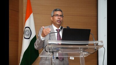 Haryana DGP Shatrujeet Kapur on Wednesday appealed to the farmers at the borders to protest in a peaceful manner and not take law into their hands. (HT File Photo)