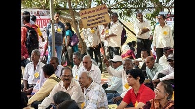 Hundreds of textile mill workers held a protest at Azad Maidan on Wednesday. (Raju Shinde/HT Photo) Hundreds of textile mill workers held a protest at Azad Maidan on Wednesday. (Raju Shinde/HT Photo)