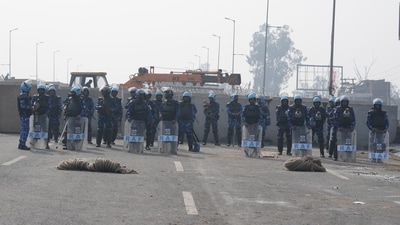 Speaking to reporters at the Sonipat border, Commissioner Satheesh Balan said, "We are confident that farmers won't be able to cross the Sonipat border".&nbsp; (PTI)