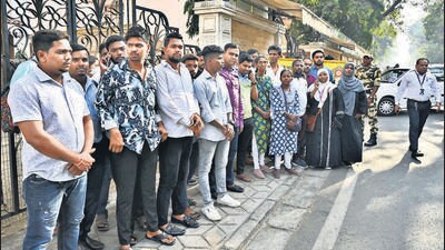 Swachchta Doots tried to meet the CM, but in vain. (Anshuman Poyrekar/ Hindustan Times) Swachchta Doots tried to meet the CM, but in vain. (Anshuman Poyrekar/ Hindustan Times)