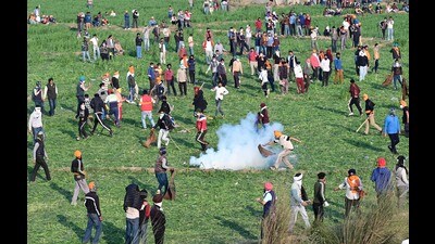 The protesters were seen covering fallen tear gas canisters with jute bags to contain the smoke. (Ravi Kumar/HT) The protesters were seen covering fallen tear gas canisters with jute bags to contain the smoke. (Ravi Kumar/HT)