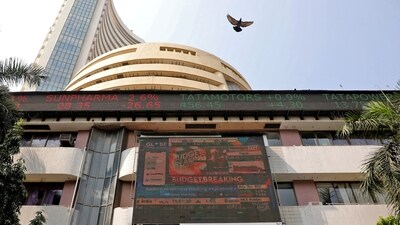 FILE PHOTO: A bird flies past a screen displaying the Sensex results on the facade of the Bombay Stock Exchange (BSE) building in Mumbai, February 1, 2023. REUTERS/Niharika Kulkarni/File Photo (REUTERS)