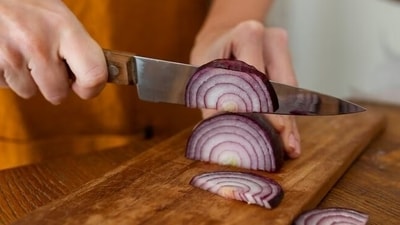 Onions: They are commonly used in Indian cooking, are rich in prebiotic fibres that support the growth of beneficial bacteria. (Freepik) Onions: They are commonly used in Indian cooking, are rich in prebiotic fibres that support the growth of beneficial bacteria. (Freepik)